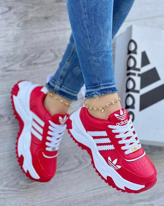 Varias zapatillas Dama: ADIDAS, NIKE e SKECHERS - Todas por $149.000.